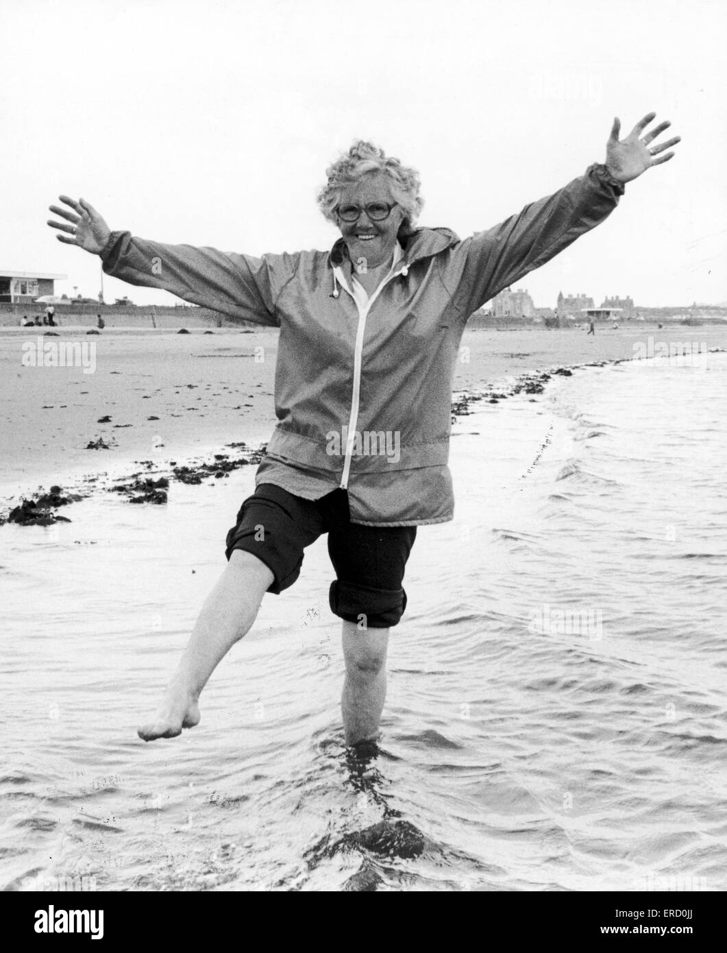 Margaret Moore 67 aus Belfast, am Strand von Ayr, Ayrshire, Schottland, 13. August 1980. Stockfoto
