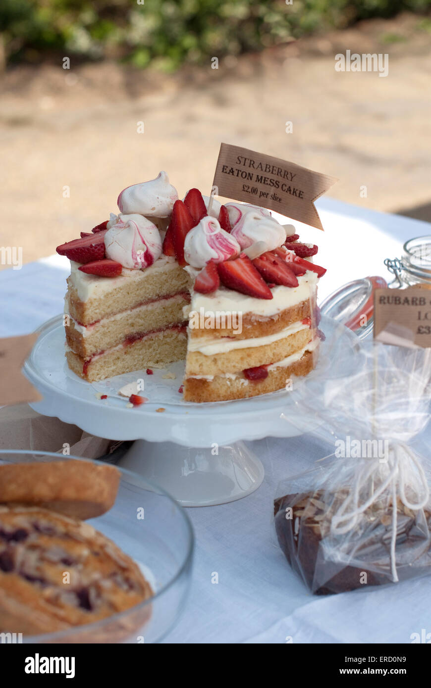 Dokumentarische Bilder von Eton Chaos Kuchen auf einen Stall in Matlock Derbyshire Stockfoto