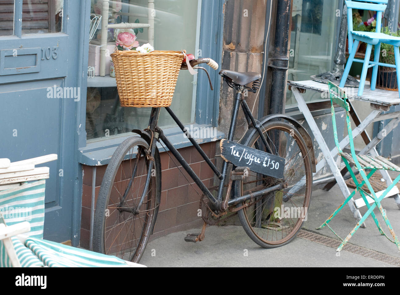 Dokumentarische Bild von einem alten Fahrrad außerhalb einer Vintage-Shop Werbung Tees und Kaffees in Matlock Derbyshire. Stockfoto