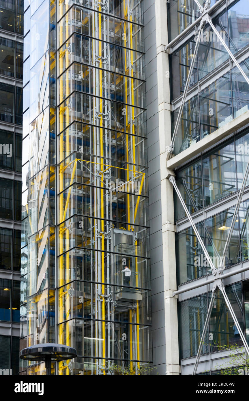 Geschäftsmann in Wand Kletterer Lift auf London Bürogebäude. Stockfoto