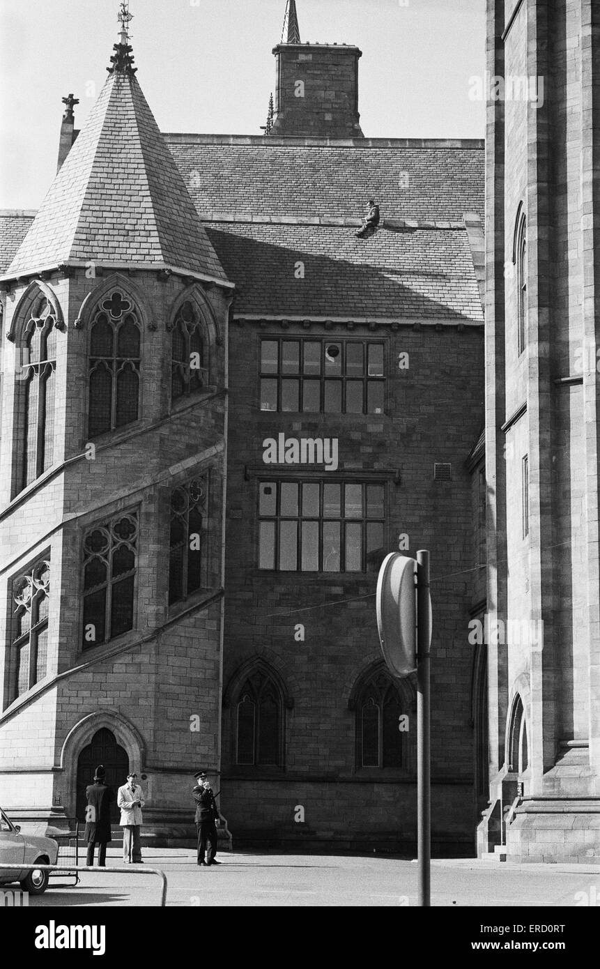 Demonstrant Keith Lomax gesehen hier auf dem Dach des Rathauses von Rochdale entfernen Dachziegel aus Protest gegen die Länge der Zeit, dass er und seine Familie mussten warten, bis ihr Dach fixiert das Polizei warten unten zu verhaften Herr Lomax. 28. März 1975 Stockfoto