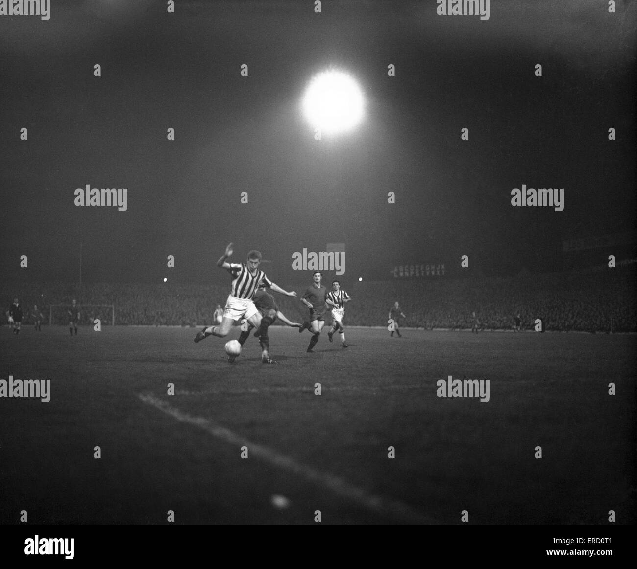 West Bromwich Albion V Rote Armee freundliche match bei The Hawthorns, 29. Oktober 1957.  Elektrische Scheinwerfer vor kurzem errichtet, zu einem Preis von £18.000, wurden in einem Freundschaftsspiel gegen die Russische Rote Armee offiziell eröffnet.     wbawfwf0812 Stockfoto