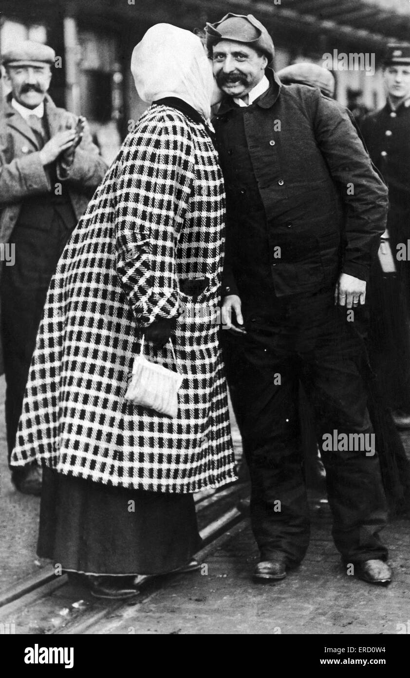 Die historische Überquerung des Ärmelkanals durch französische Flieger Louis Bleriot in seinem Eindecker. Hier wird er von seiner Frau nach der Landung in Dover begrüßt.  25. Juli 1909. Stockfoto