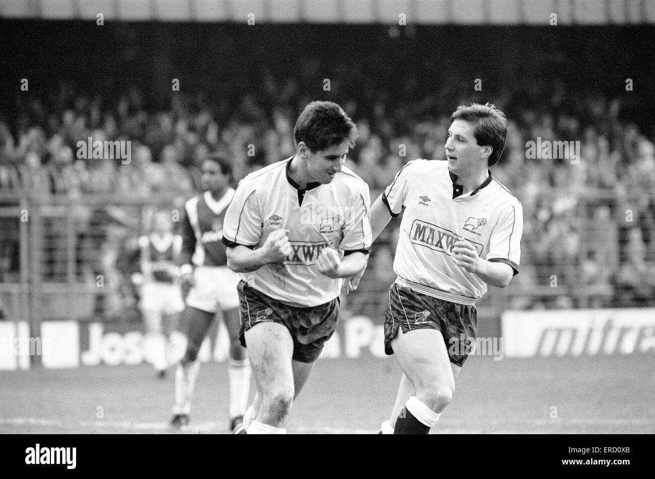 Englische League Division One Match bei den Baseball-Boden. Derby County 1 V West Ham United 0.  Geraint 'George' Williams hilft Nigel Callaghan sein Tor beim 1: 0-Sieg über West Ham mit Hammer Paul Ince im Hintergrund zu feiern. 27. Februar 1988 Stockfoto