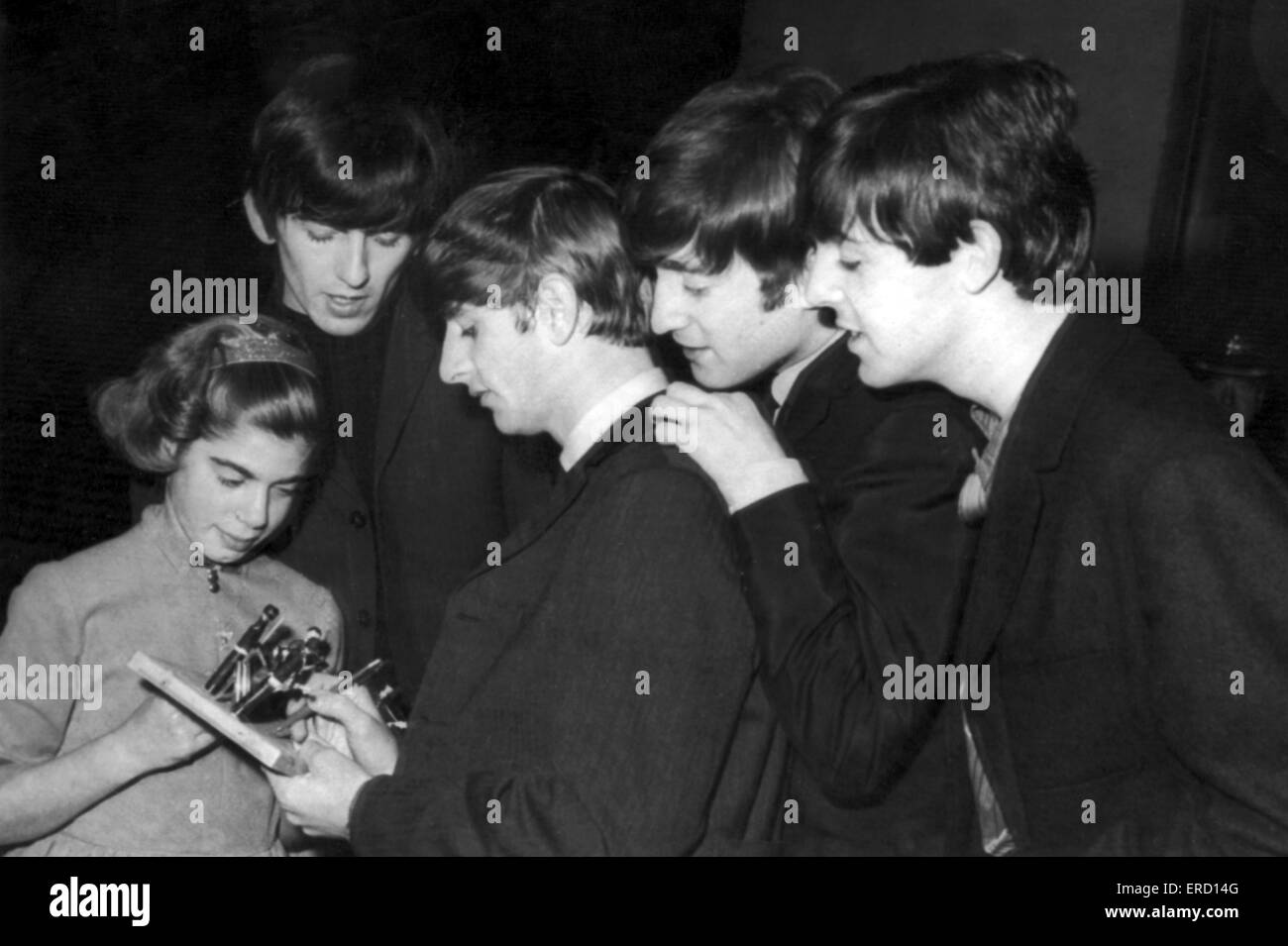 Die Beatles Autogramme für einen jungen Fan nach Konzert am Odeon in Southend-on-Sea, Herbst 1963 UK-Tour, 9. Dezember 1963. John Lennon, Paul McCartney, George Harrison, Ringo Starr. Stockfoto