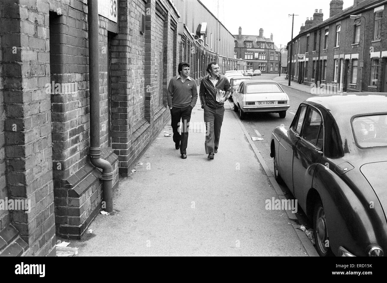 Ehemalige Derby County Manager Colin Murphy zusammen mit seiner Assistentin Dari O Grady Ankunft im Baseball Ground als Tommy Docherty übernimmt. 19. September 1977. Stockfoto