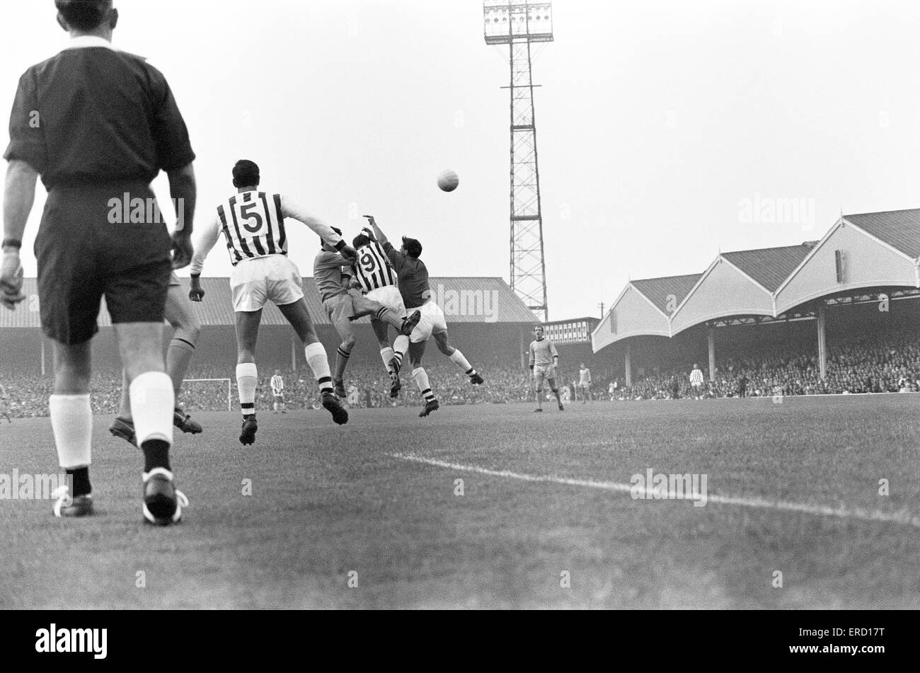 Englische League Division One Match bei Molineux. Wolverhampton Wanderers 3 V West Bromwich Albion 3. Aktion während des Spiels. 23. August 1967. Stockfoto