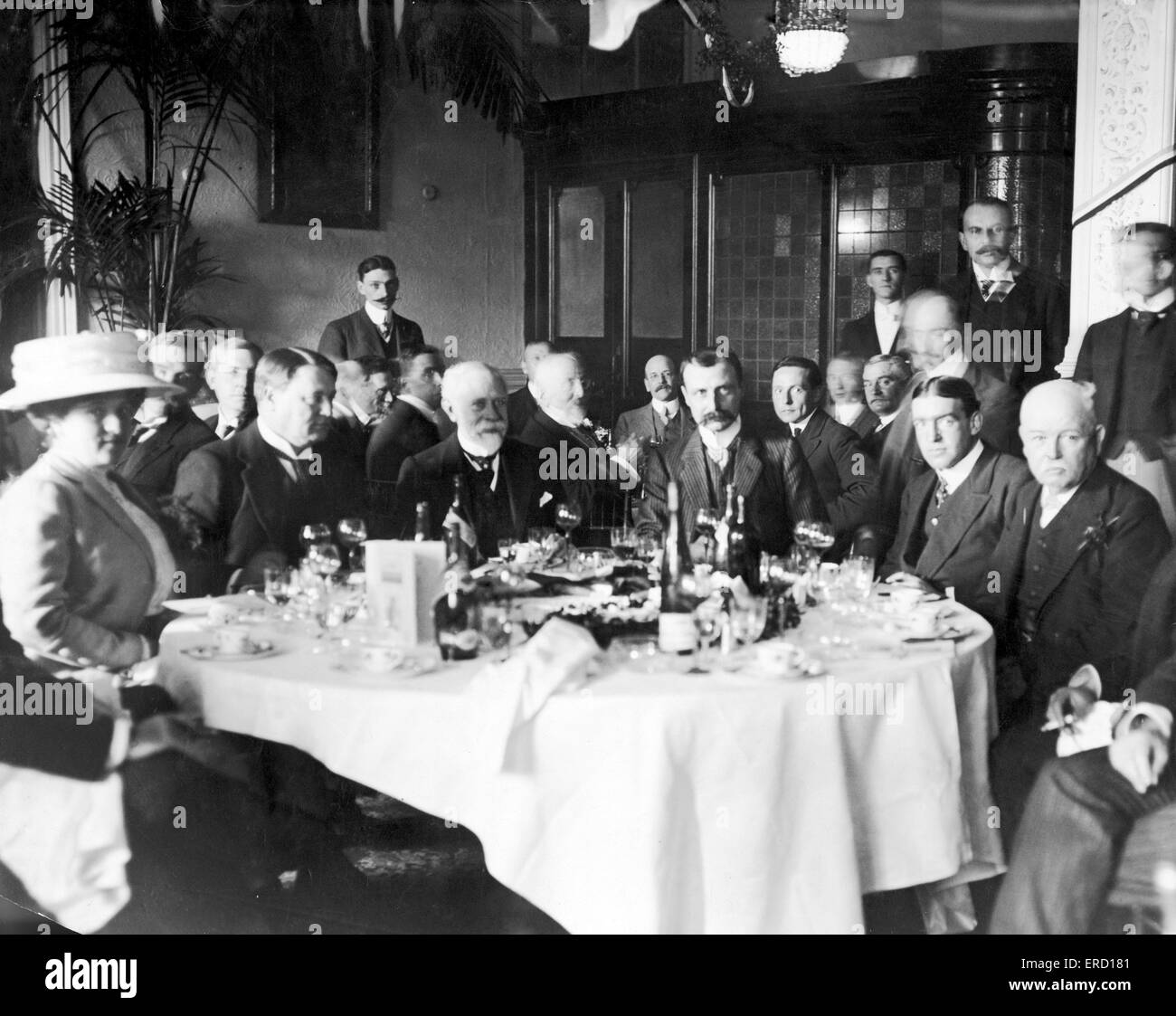 Die historische Überquerung des Ärmelkanals durch französische Flieger Louis Bleriot in seinem Eindecker.  Nachdem er, gewährt einen bürgerlichen Empfang in Dover, kam Herr Bieriot nach London. Er fuhr mit dem Motor-Auto von der Victoria Station zum Savoy Hotel für ein Mittagessen wo h Stockfoto