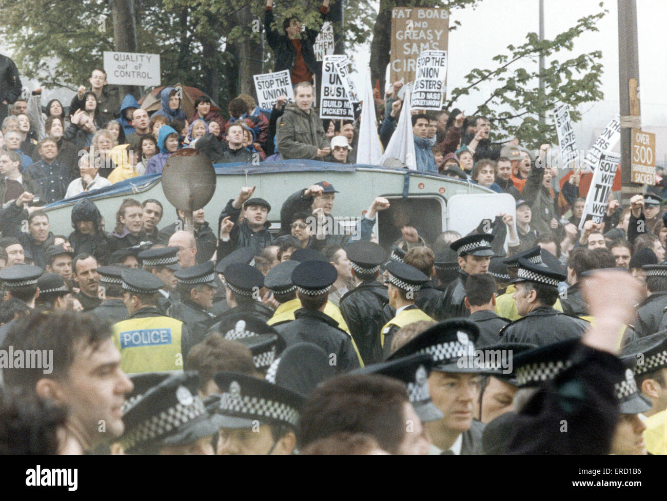 Timex Streik 17. Mai 1993. Polizei-Form eine durchgezogene blaue Linie wie wütendere Streikposten ihre Wut außerhalb der Timex-Anlage entlüften. Die Timex-Streik war eine große Arbeitskampf im Jahr 1993 in Dundee Schottland stattfand. Der Streit wurde bekannt für seine Stockfoto