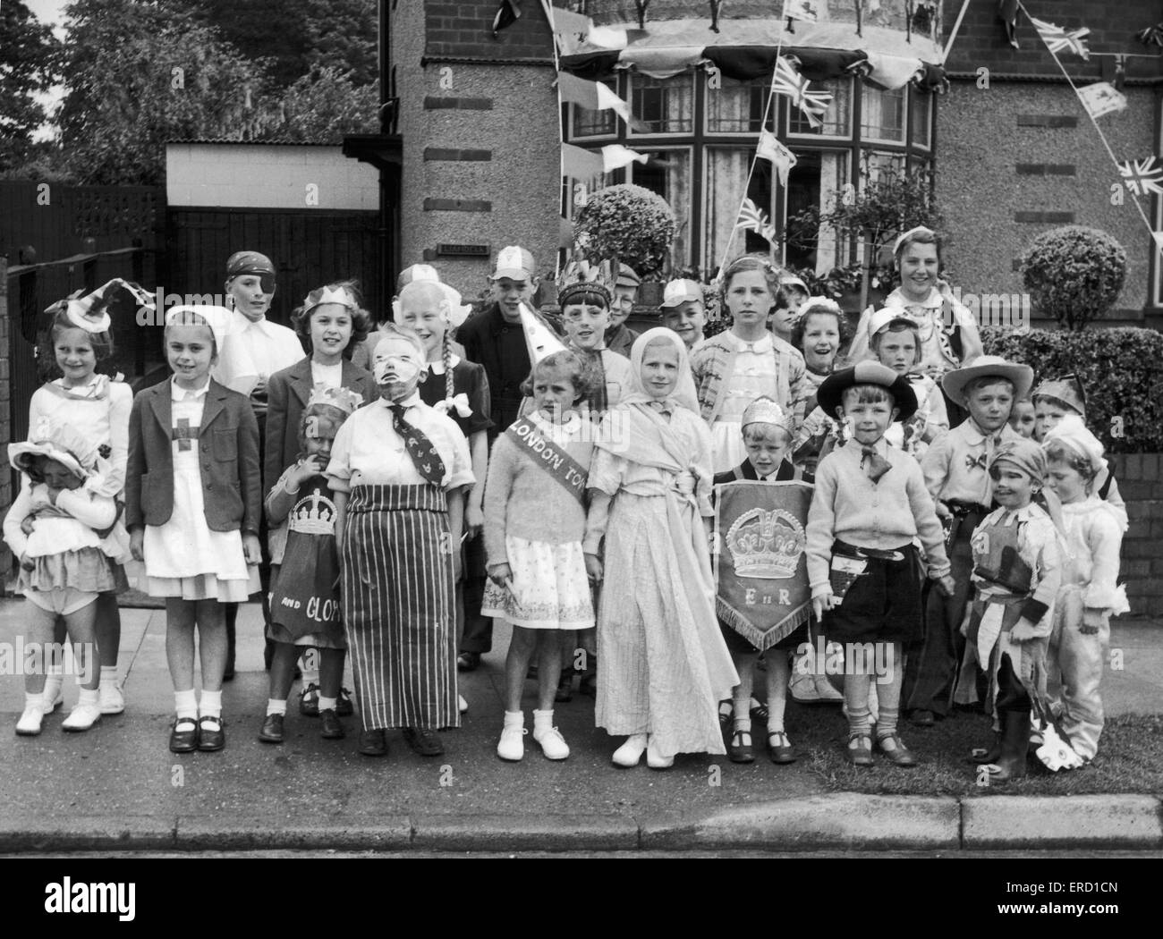 Glücklich und herrlich; Kinder Kostüm für eine Krönung 1953 feiern in Arlon Avenue, Nuneaton 2. Juni 1953 Stockfoto