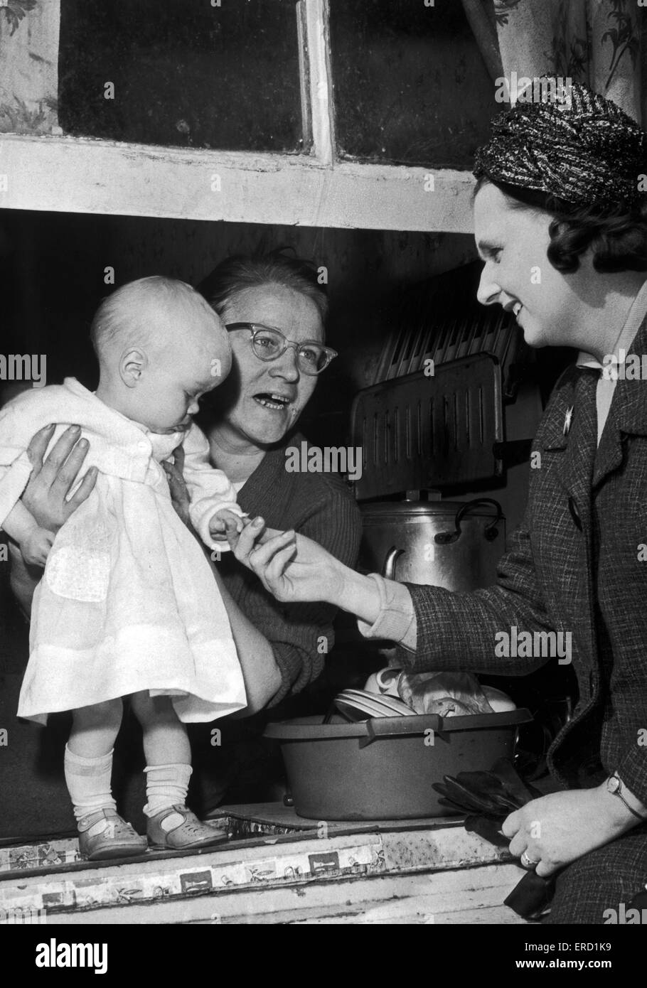 Hausfrau und Mutter Frau Jane Mallard, wird ein Politiker. Sie schlenderten durch ihren Wahlkreis und fing an, Pläne für "Normalbürger" Schandflecke wie die Liegenschaften auf der rechten Seite. Mallards war eine Sensation, als sie einen Sitz für das Progressive gewann Stockfoto