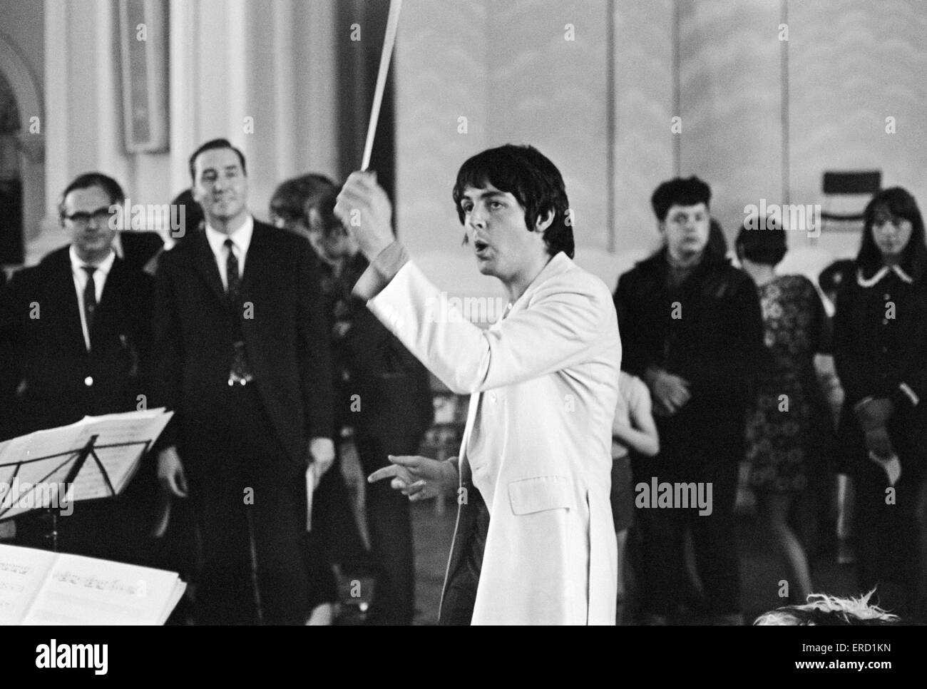 Paul McCartney von den Beatles, führt der Black Dyke Mills Band, ein Rekord, Thingmebob, geschrieben von Paul für eine neue TV-Serie, in der Victoria Hall, Saltaire, Yorkshire, 30. Juni 1968. Stockfoto