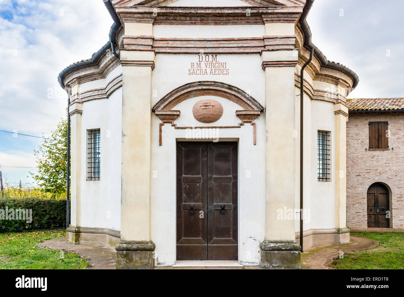 Fassade von einer XVIII Jahrhundert Oratorium, barocke Kirche widmet sich ein Bild der Madonna von Loreto in dem Dorf Passogatto in der Nähe von Ravenna in der Landschaft der Emilia Romagna in Norditalien Stockfoto