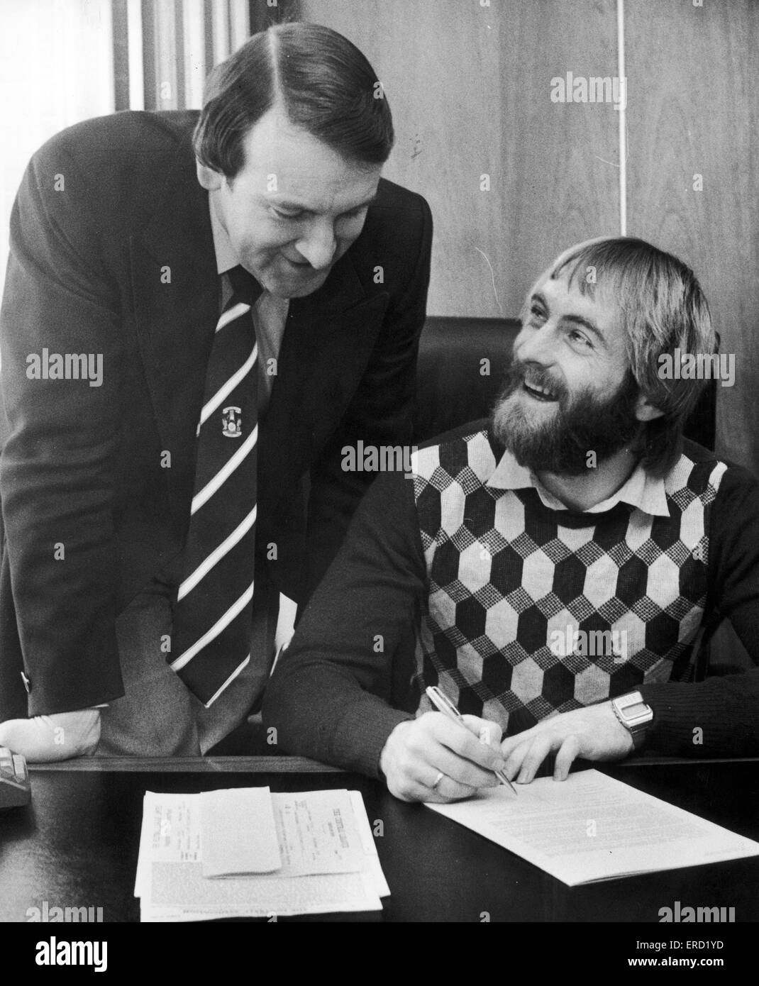 Roger Van Gool, Belgien Stürmer und Coventry City Football-Spieler, im Bild Unterzeichnung Club, bewacht von Stadtsekretär David Dent, 4. März 1980. Stockfoto