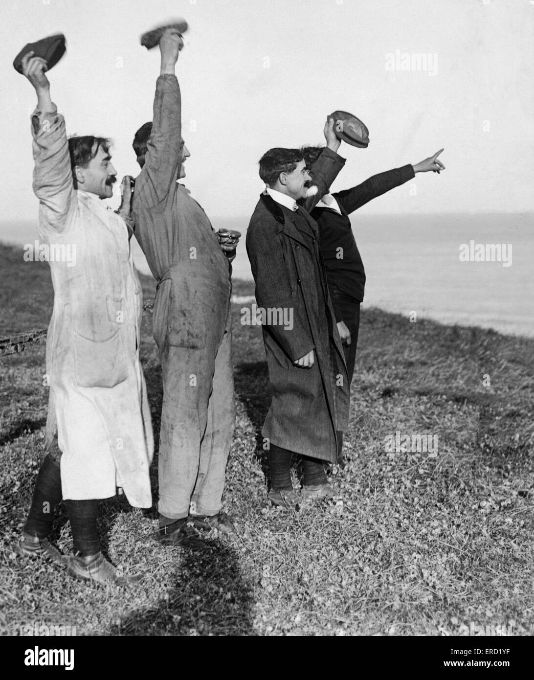 Die historische Überquerung des Ärmelkanals durch französische Flieger Louis Bleriot in seinem Eindecker. Herr Bleriot Assistenten und Mechanik Welle ihn weg von Calais zu Beginn des Rennens. 25. Juli 1909. Stockfoto