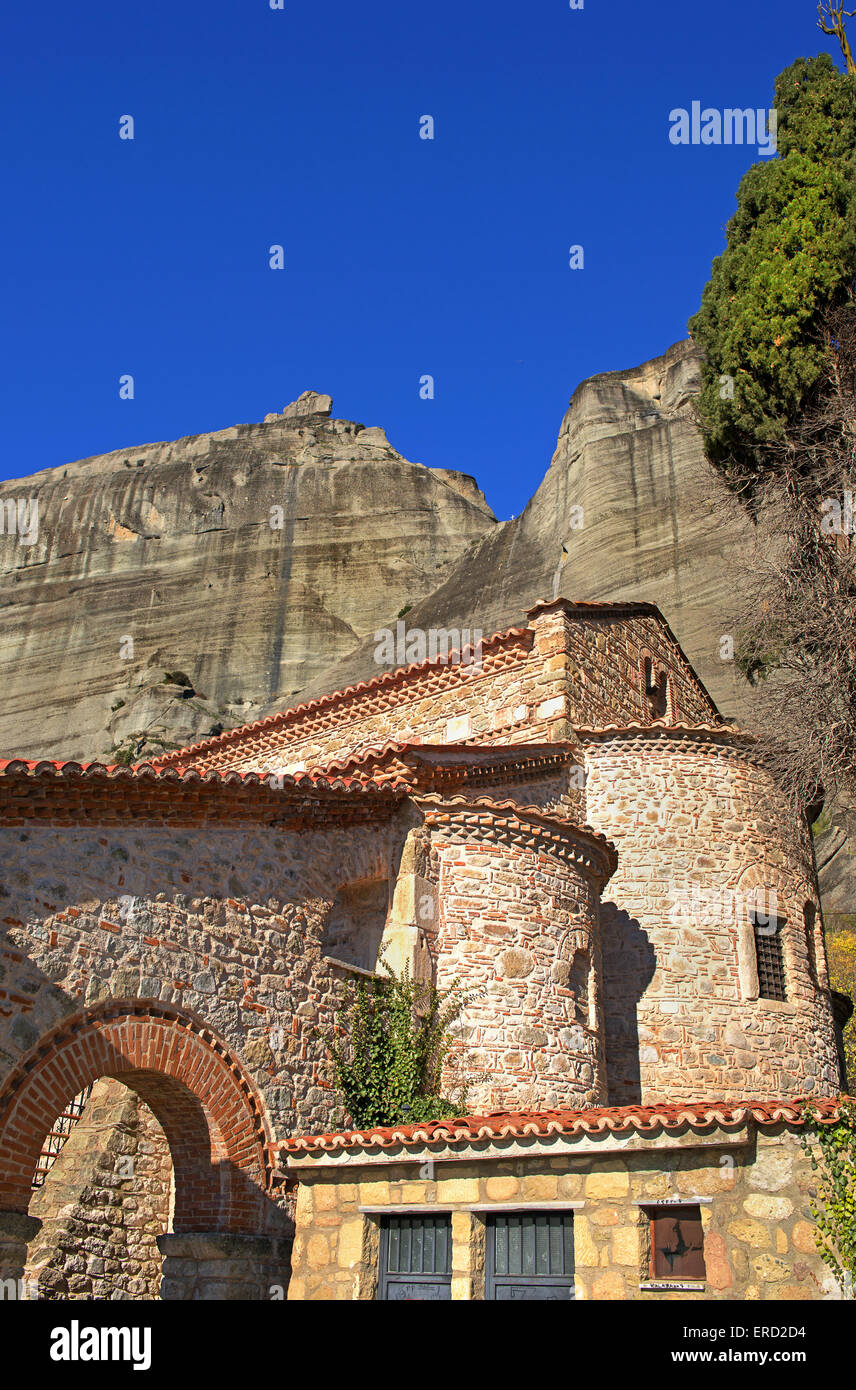 Die frühchristliche Basilika der Dormition der Jungfrau Maria (6. - 7. Jh.) auf dem Gebiet der Stadt Kalambaka, Meteora, Griechenland Stockfoto