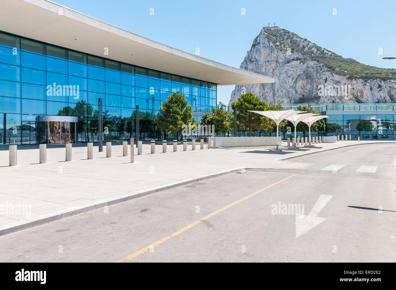 Gebäude von Gibraltar International Flughafenterminal mit Felsen von Gibraltar im Hintergrund Stockfoto