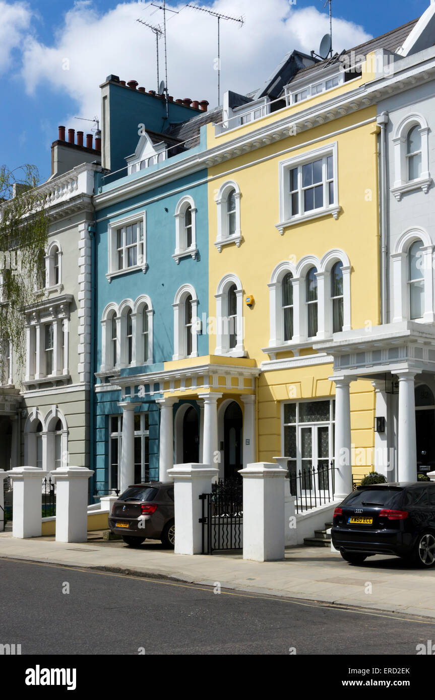 Bunte Häuser in Elgin Crescent auf der Ladbroke Estate, Notting Hill, London. Stockfoto