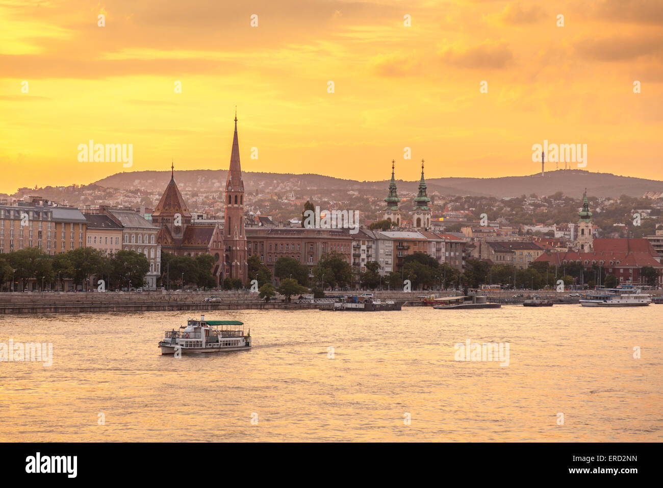 Sonnenuntergang über Buda Stadtteil mit Matthiaskirche und Fishermans Bastion, Budapest, Ungarn Stockfoto