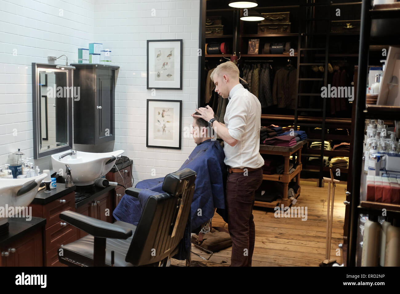 Mann mit einem Haarschnitt, Shoreditch, London, UK Stockfoto