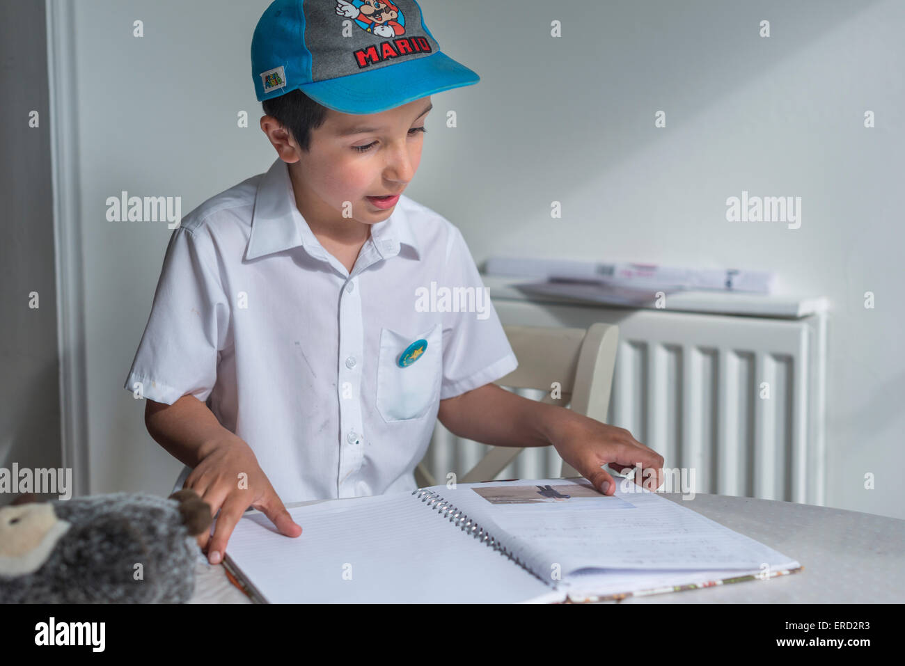 Schuljunge, 7 Jahre alt, arbeitet an seine Hausaufgaben Stockfoto