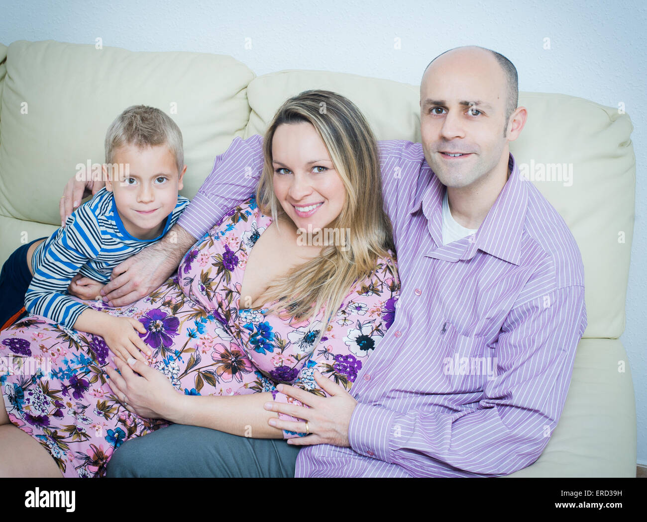 Glückliche Familie in Erwartung eines zweiten Kindes Stockfoto