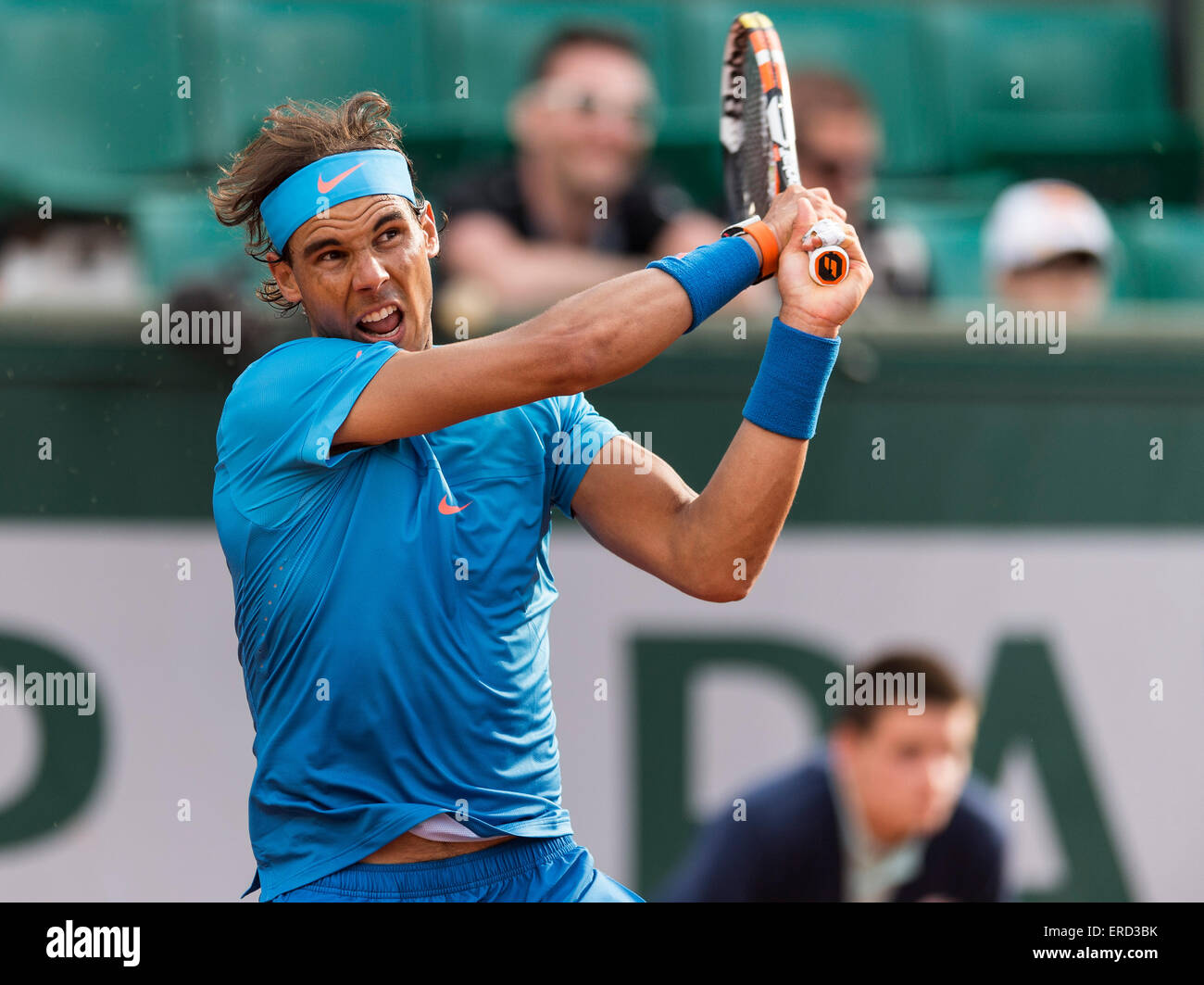 Roland Garros, Paris, Frankreich. 1. Juni 2015. Rafael Nadal aus Spanien schlagen eine doppelte übergeben Rückhand während seine Männer-Einzel-Match gegen Jack Sock der USA am Tag neun 2015 französische Open 2015 in Paris, Frankreich. Nadal gewann das Match 6-3, 6-1, 5-7, 6-2 Umzug ins Viertelfinale Credit: Action Plus Sport/Alamy Live News Stockfoto