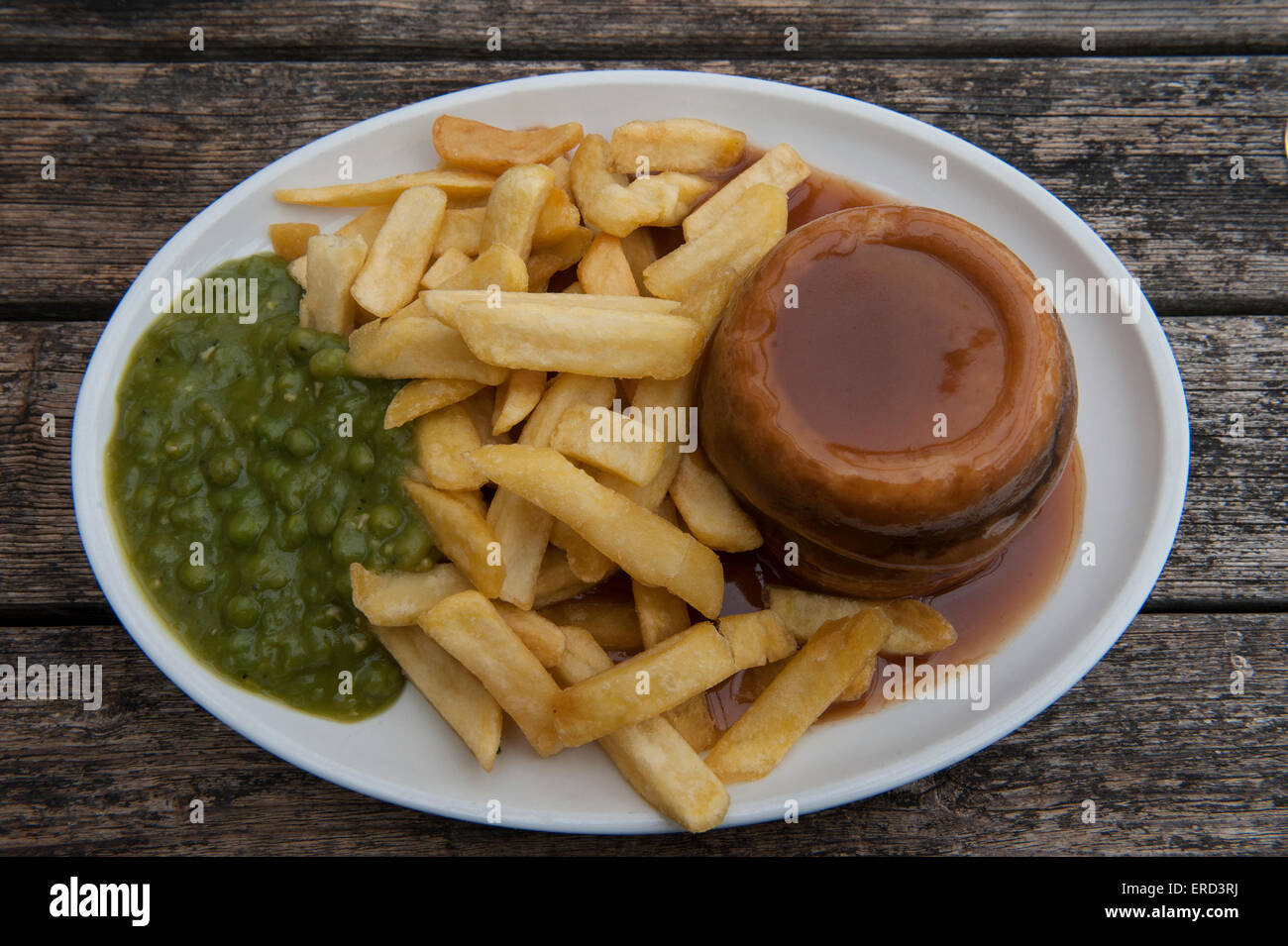 Suet Fleisch Pudding, Erbsenpüree, Chips und Soße Stockfoto