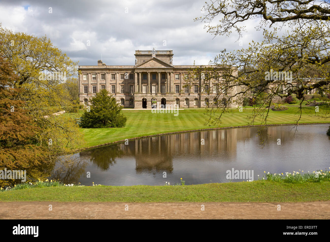 Lyme Park Mansion House betrachtet über den großen Teich, Disley, Cheshire. Stockfoto