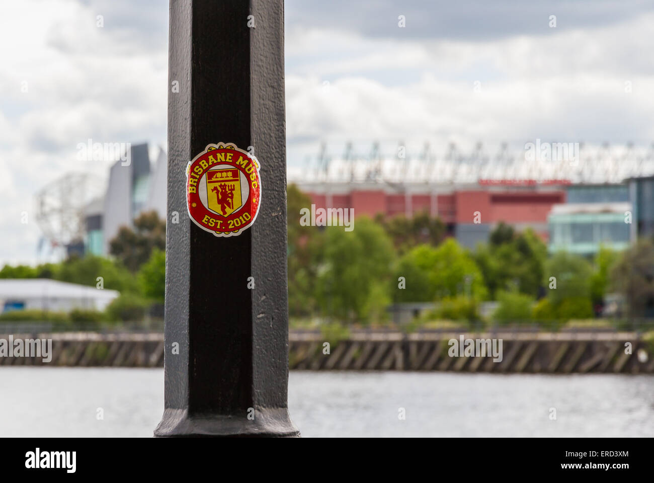 Brisbane MUSC, Manchester United Supporters Club Aufkleber auf einem Laternenpfahl vor Old Trafford Stockfoto