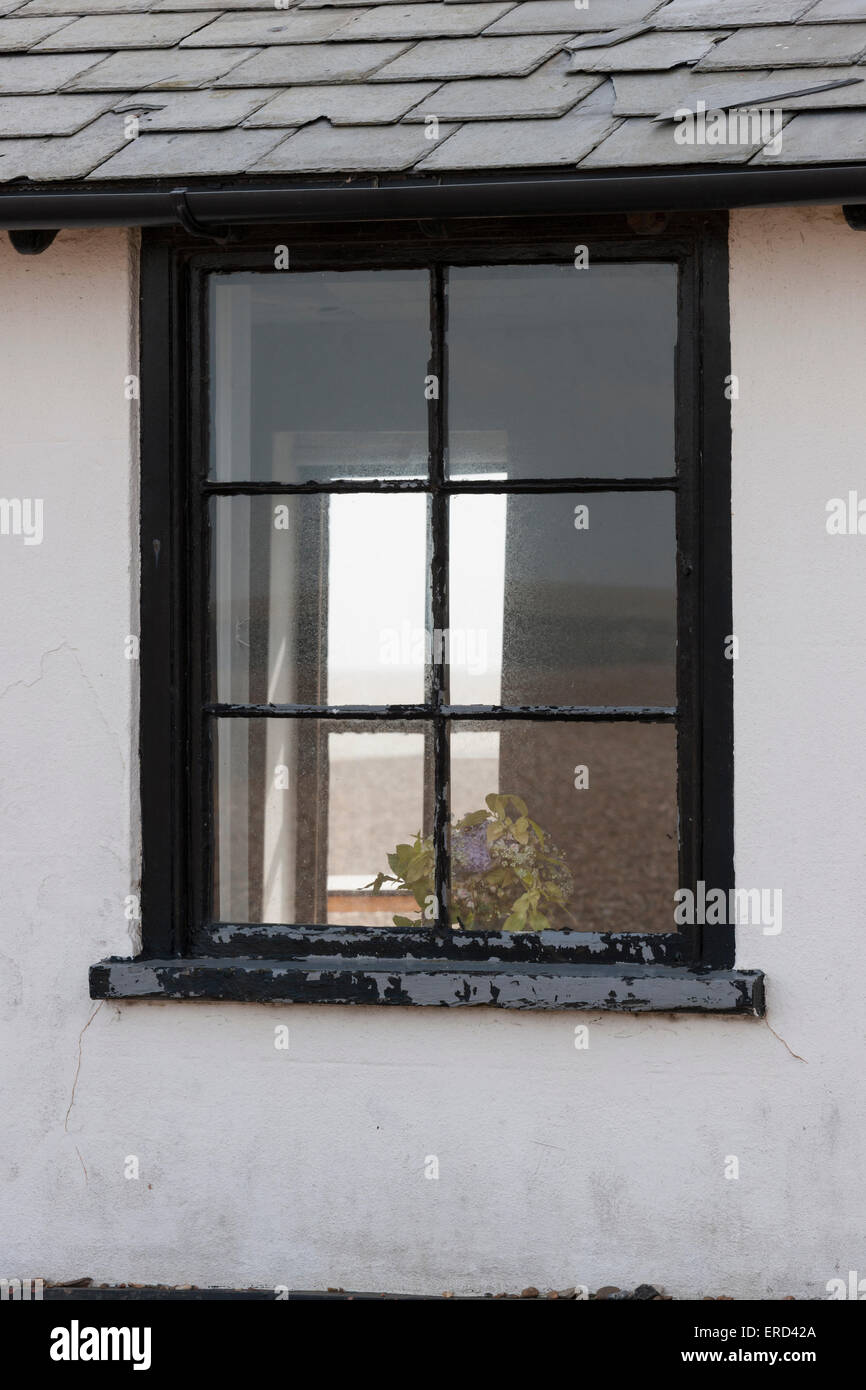 Blick durchs Fenster auf das Meer Stockfoto