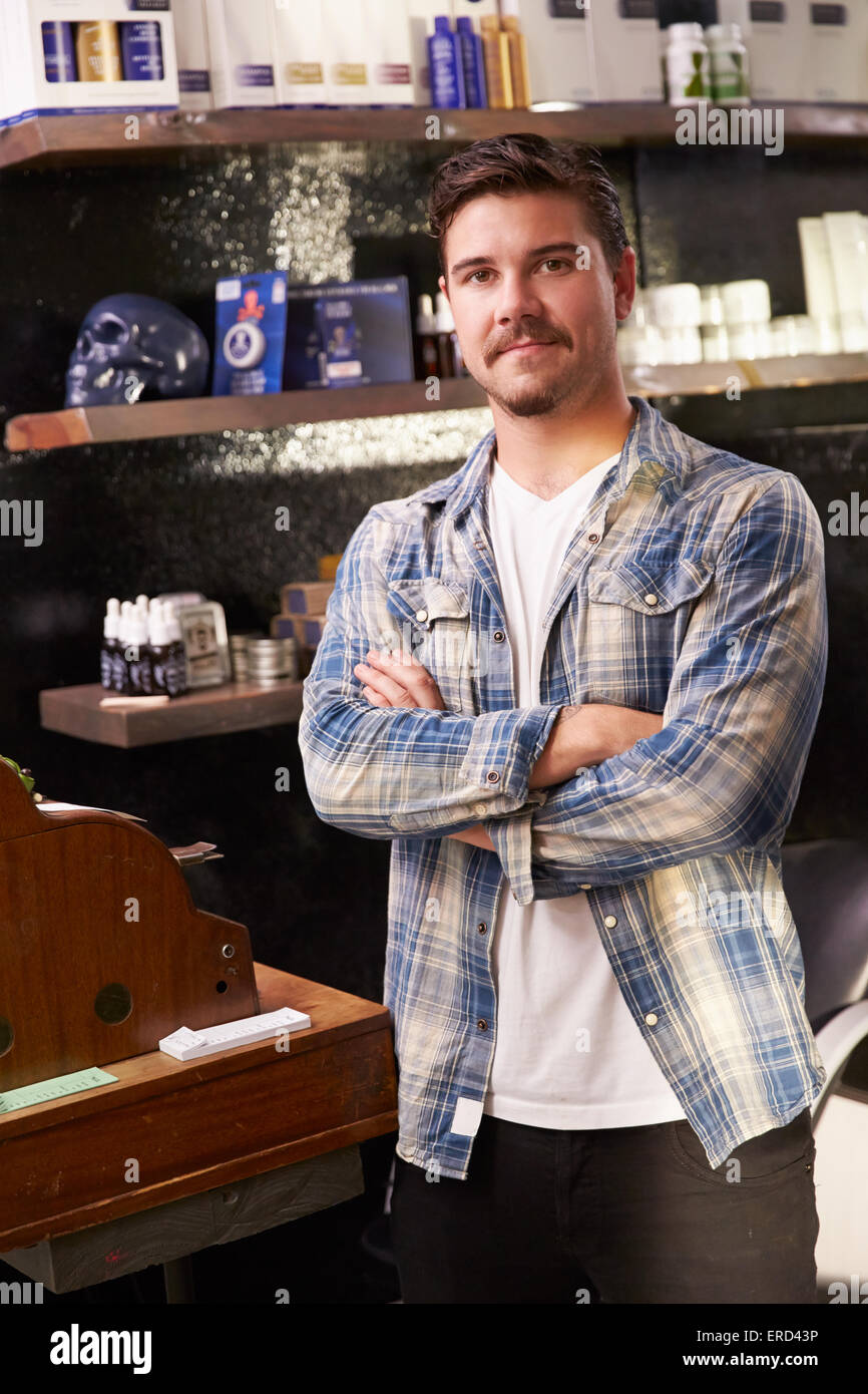 Porträt von männlichen Barber stehend von Registrierkasse Stockfoto