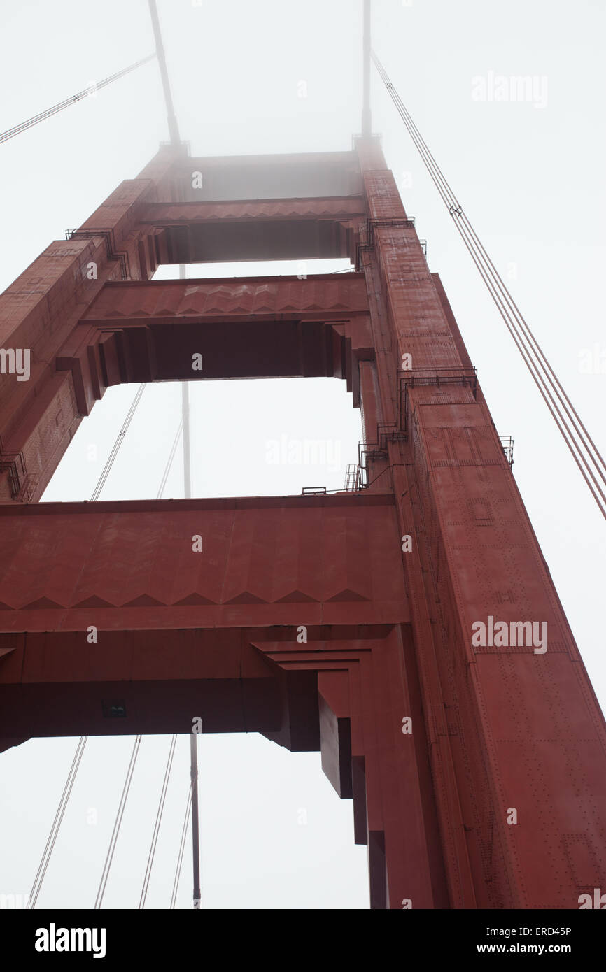 abstrakte Sicht auf die Golden Gate Bridge an einem nebligen Tag. Stockfoto