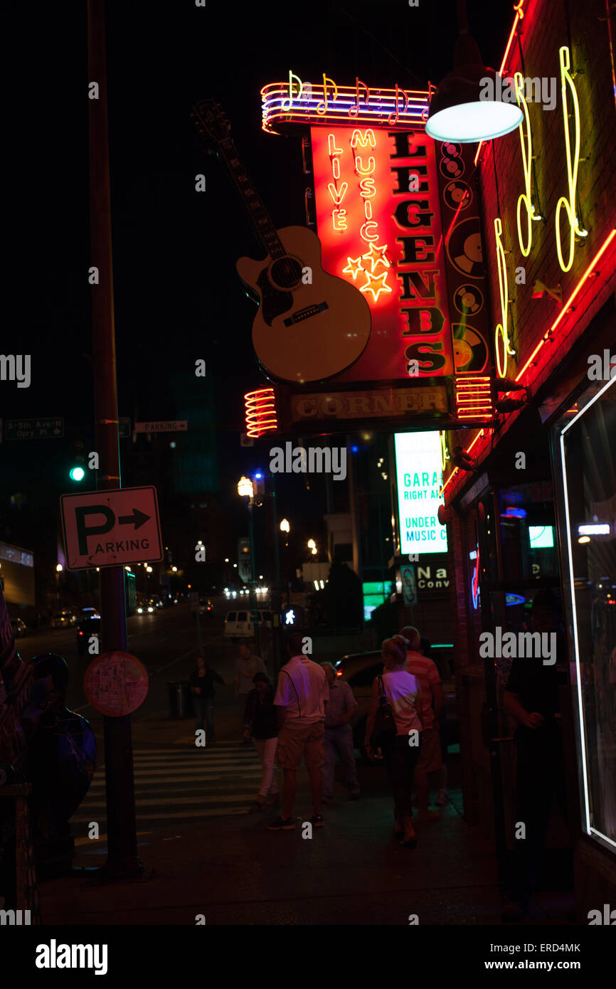 Nashville Broadway bei Nacht. Neonlichter, Americana Stockfoto