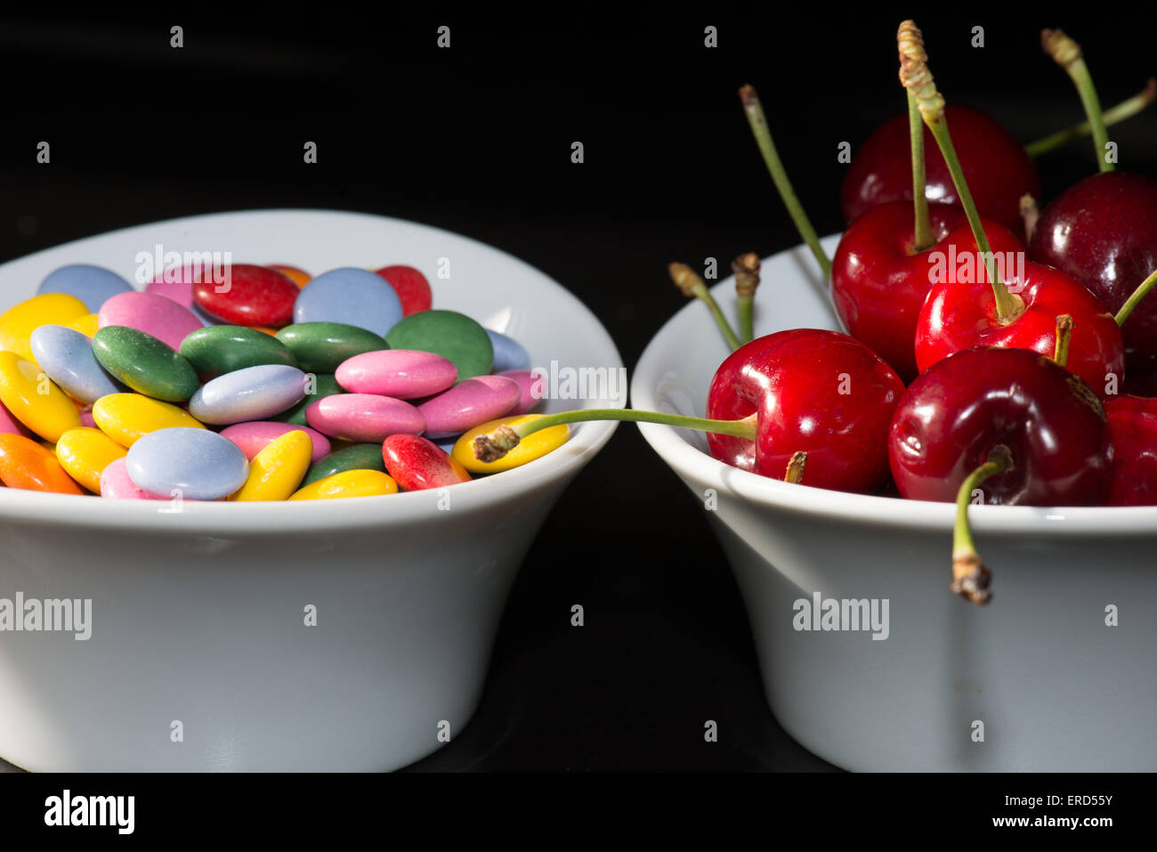 Obst gegen Süßigkeiten, Gesundheit Stockfoto