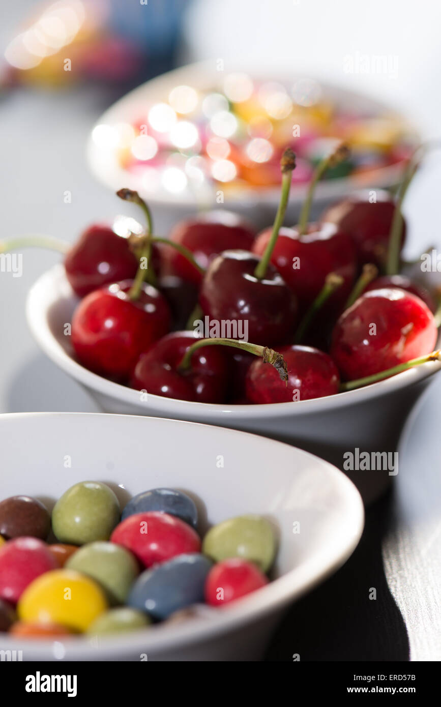 Obst gegen Süßigkeiten, Gesundheit Stockfoto