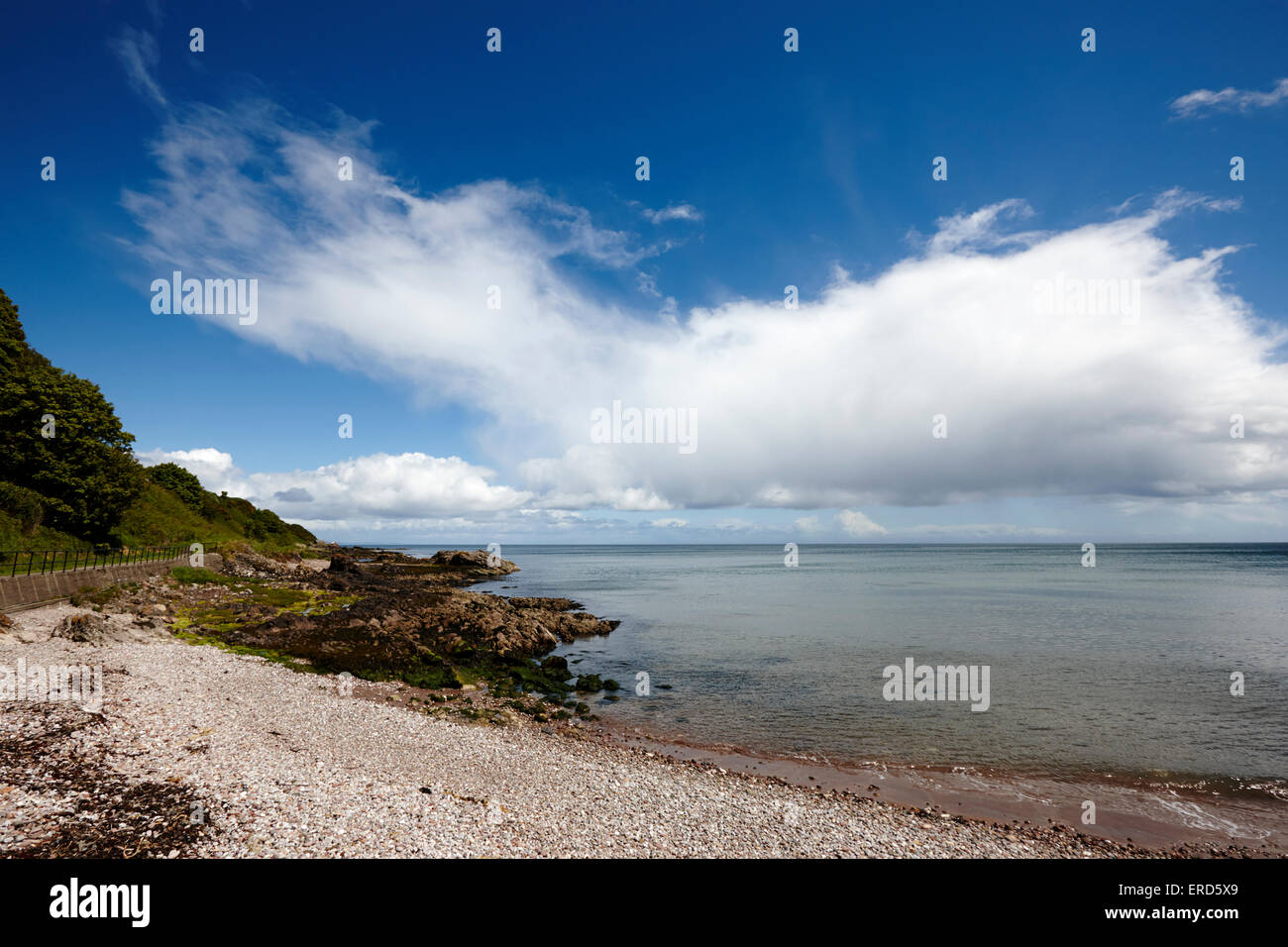 Cushendall Strand und Felsenküste County Antrim-Nordirland-UK Stockfoto