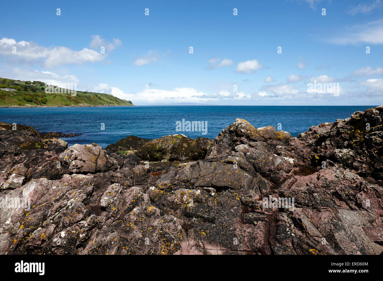 Rosa Dazit Felsen am Limerick Punkt Cushendall County Antrim-Nordirland-UK Stockfoto