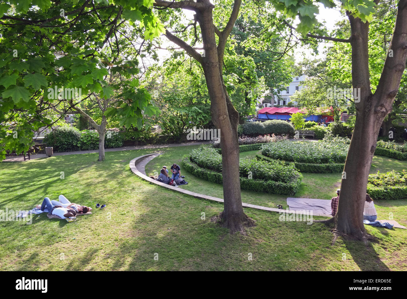 Paare in London liegend Parken Vereinigtes Königreich Stockfoto