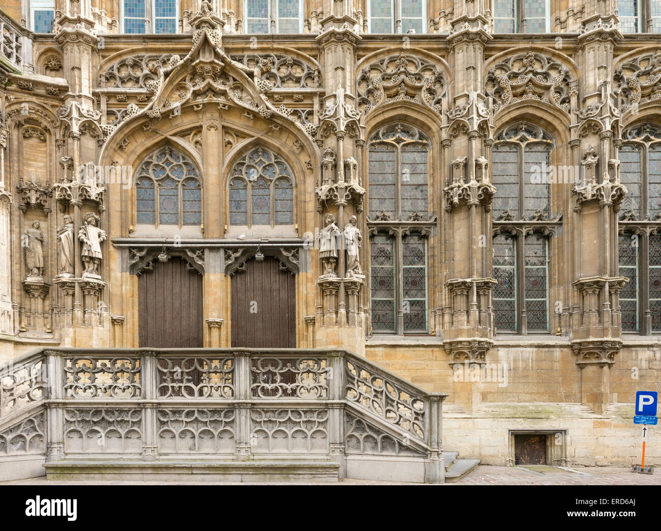 Detail der Hoogpoort Fassade (1519-1539) des Rathauses ("Stadhuis") von Gent, Belgien.  Statuen der Grafen von Flandern Stockfoto