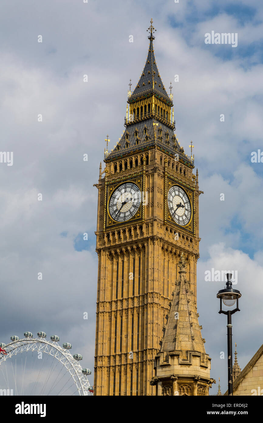 Großbritannien, England, London. Big Ben Clock Tower, Elizabeth Tower. London Eye im Hintergrund. Stockfoto