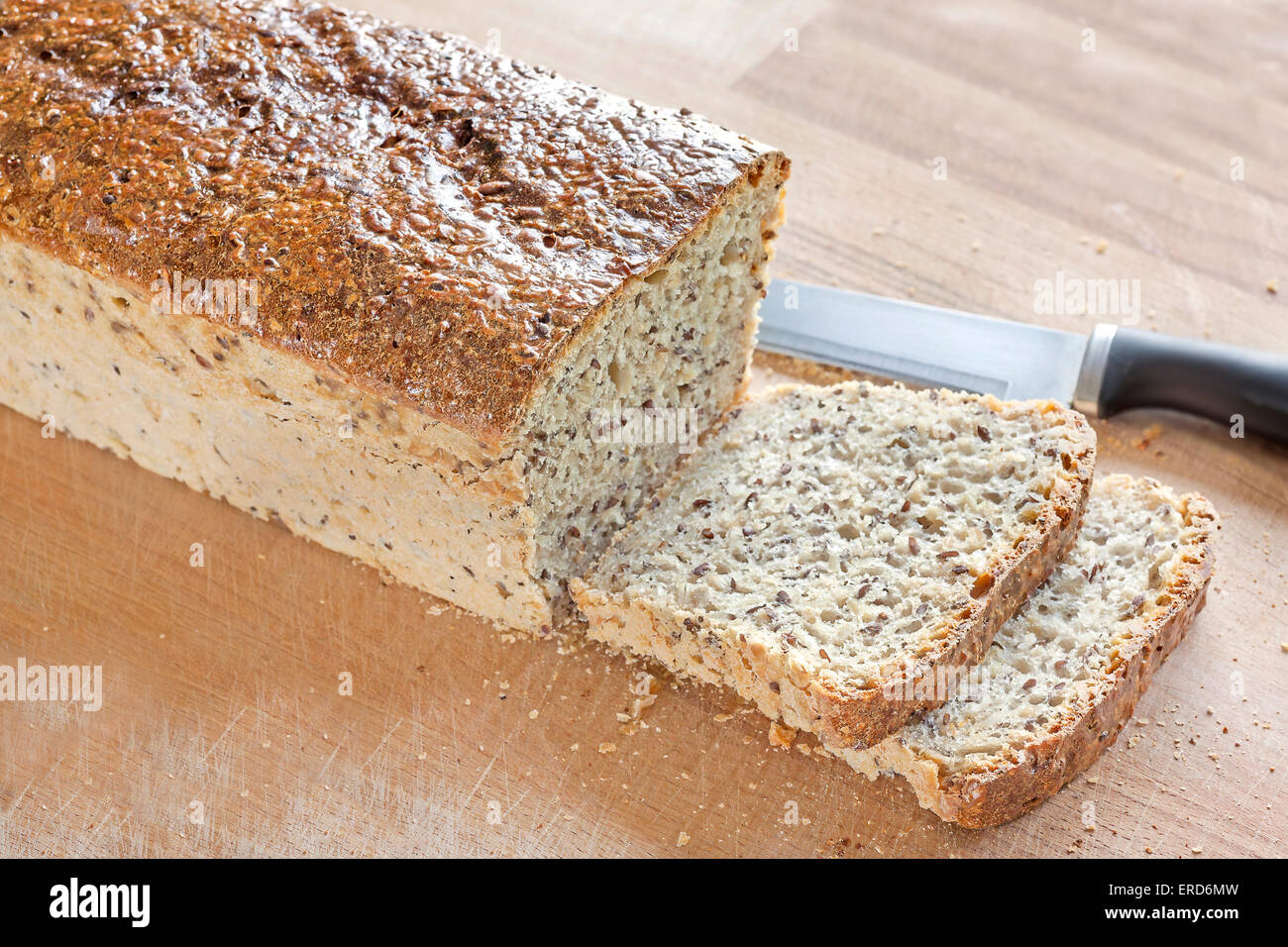 Frische hausgemachte Brot auf einem hölzernen Brot-Brett. Stockfoto