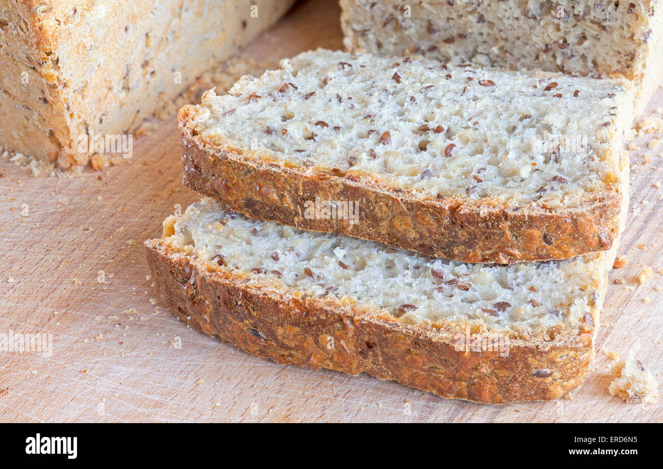 Schnittbrot auf Holztisch. Stockfoto