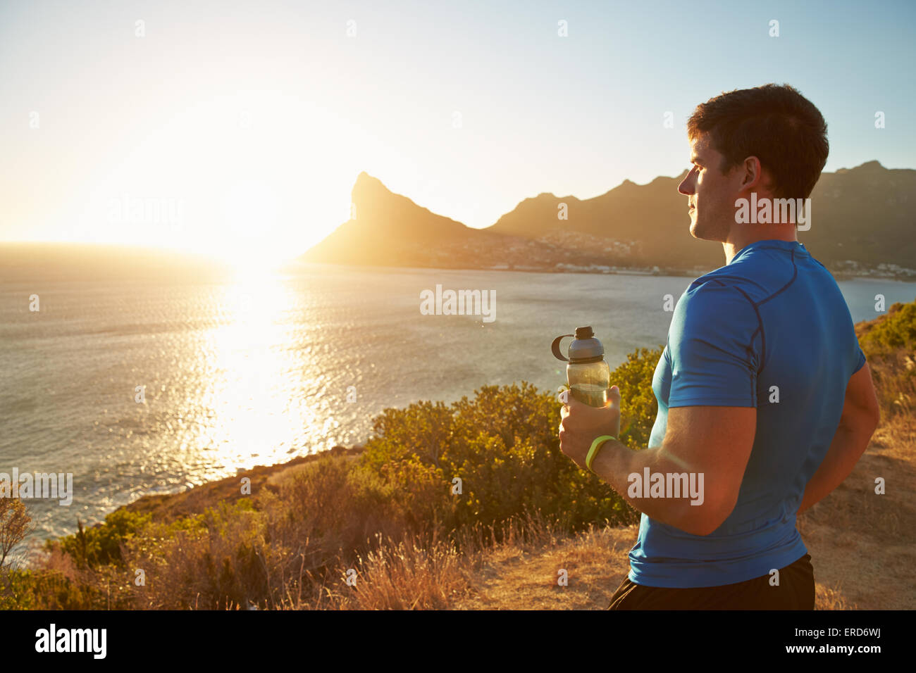 Junger Mann Betrachtung nach dem Joggen Stockfoto