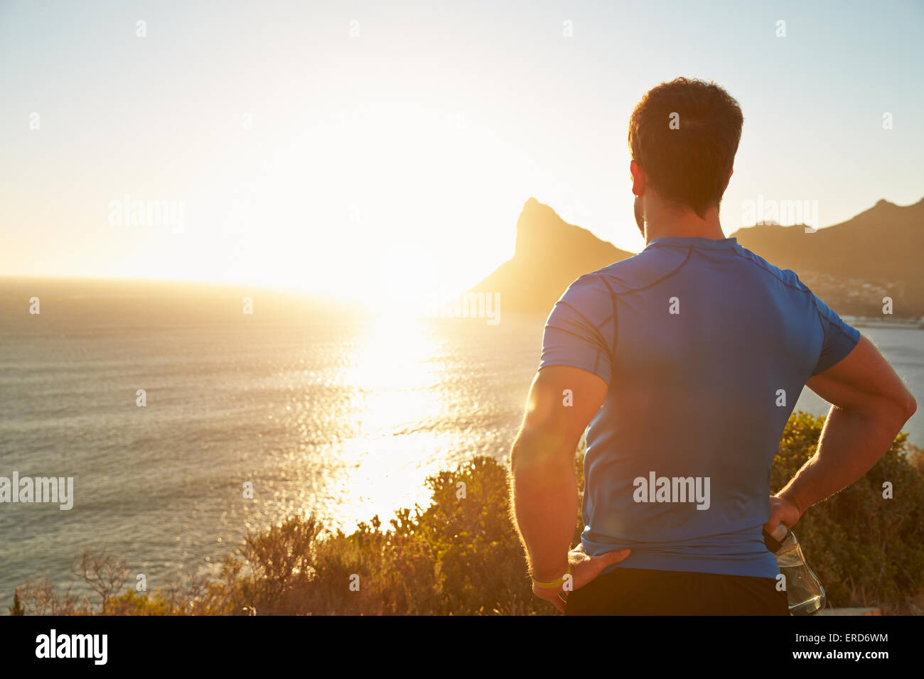 Junger Mann Betrachtung nach dem Joggen Stockfoto