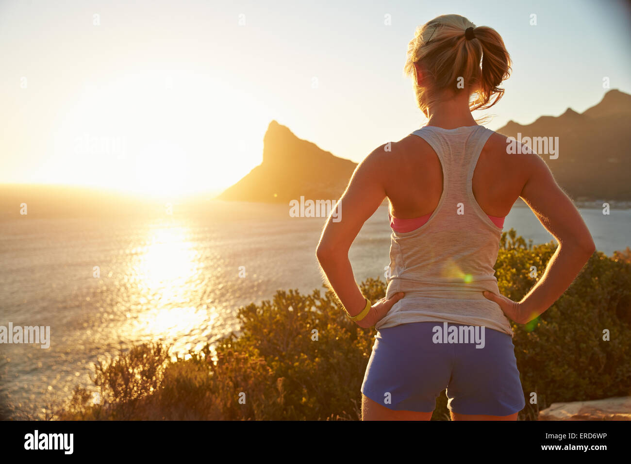 Junge Frau nach dem Joggen Stockfoto