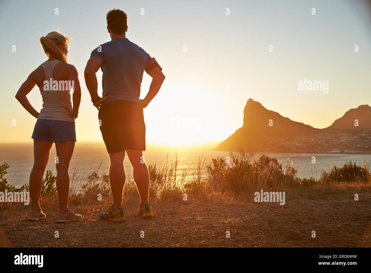 Mann und Frau nach dem Joggen Betrachtung Stockfoto