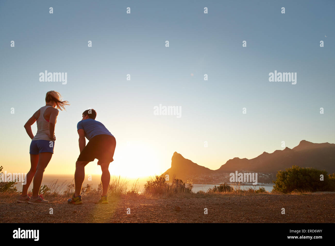 Mann und Frau nach dem Joggen Stockfoto