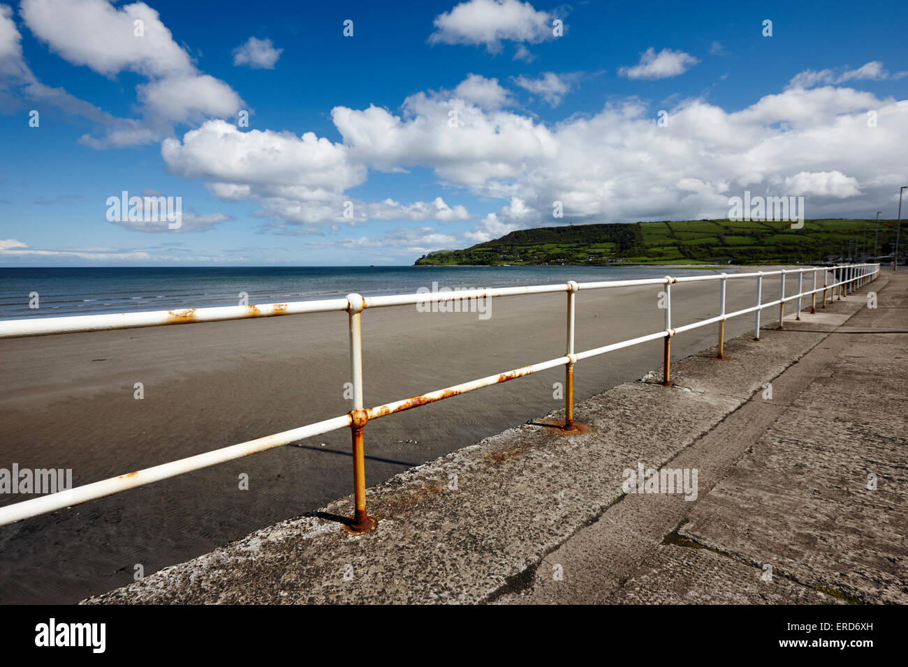 Geländer entlang der Strandpromenade in Carnlough beach County Antrim-Nordirland-UK Stockfoto