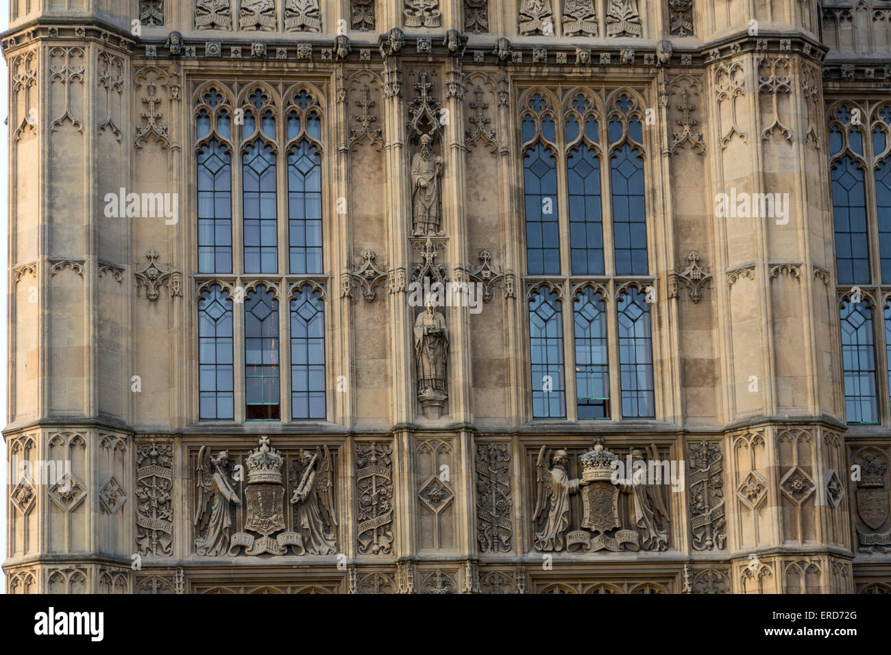 Großbritannien, England, London. Westminster Palace, Houses of Parliament, Steinmetzarbeiten von Figuren und Heraldik. Stockfoto